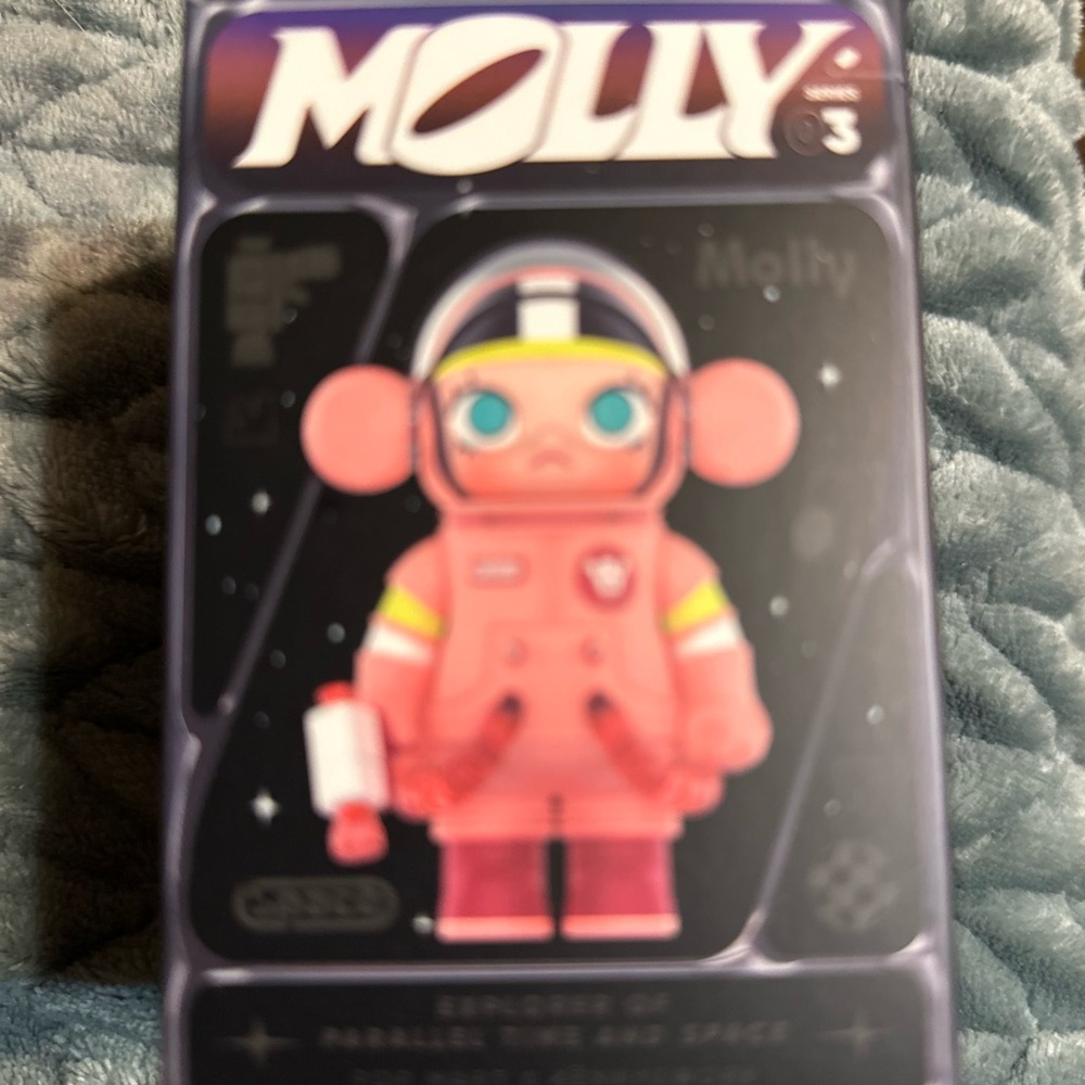 Mega space Molly 100 % series 3
Blind box